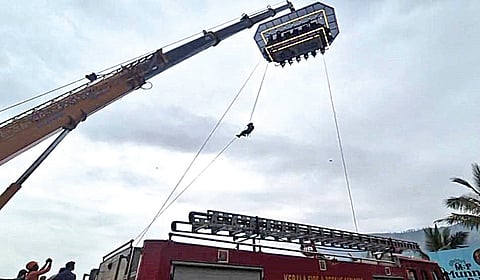 மூணாறில் உள்ள ஆகாய உணவகம் பழுதாகியதால் உள்ளே சிக்கிக் கொண்ட சுற்றுலா பயணிகள்