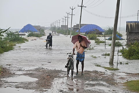 டிட்வா புயல்: நாகையில் நீடிக்கும் கனமழையால் இயல்பு வாழ்க்கை பாதிப்பு