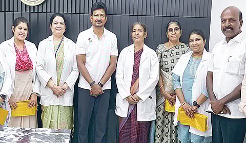 விபத்தில் கைகளை இழந்த பிஹார் இளைஞருக்கு மறுசீரமைப்பு நுண் அறுவை சிகிச்சை செய்து ஒரு கையை செயல்பட வைத்த ராஜீவ்காந்தி அரசு மருத்துவமனை பெண் மருத்துவர்கள் குழுவினருக்கு துணை முதல்வர் உதயநிதி ஸ்டாலின் பாராட்டு தெரிவித்தார். உடன் அமைச்சர் மா.சுப்பிரமணியன், மருத்துவமனை முதல்வர் டாக்டர் சாந்தாராமன், ஒட்டுறுப்பு அறுவை சிகிச்சை குழுவின் பேராசிரியர் டாக்டர் பி.ராஜேஸ்வரி உள்ளிட்டோர்.