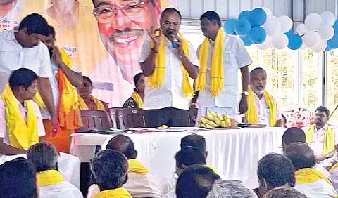 ஆலோசனைக் கூட்டத்தில் பேசும் அருள்...