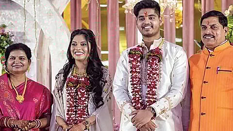 கூட்டு திருமணத்தில் கலந்து கொண்டு மணம் முடித்த ம.பி. முதல்வரின் மகன்