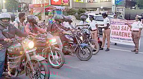 பைக் ஓட்டுநர்களுக்கு ‘முட்டை’ வழங்கி சென்னை போலீஸார் நூதன விழிப்புணர்வு!