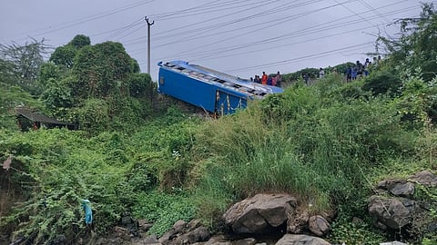 மேட்டூர் அணை அடிவார வாய்க்கால் பகுதியில் ஐயப்ப பக்தர்கள் பேருந்து கவிழ்ந்து விபத்து: 10 பேர் காயம்
