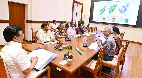 டிட்வா புயல் பாதிப்பு குறித்து முதல்வர் ஆலோசனை: மாநிலப் பேரிடர் நிதியில் இருந்து இழப்பீடு வழங்க உத்தரவு