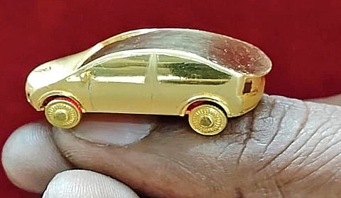 12 கிராம் தங்கத்தில் உருவாக்கப்பட்ட மினி எலெக்ட்ரிக் கார்.