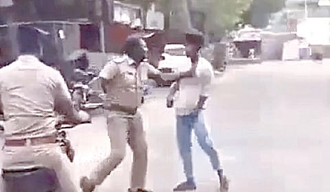 நம்பர் பிளேட் இல்லாத பைக்கில் வந்தவரின் கன்னத்தில் போலீஸ்காரர், ‘பளார்’ விட்ட காட்சி.