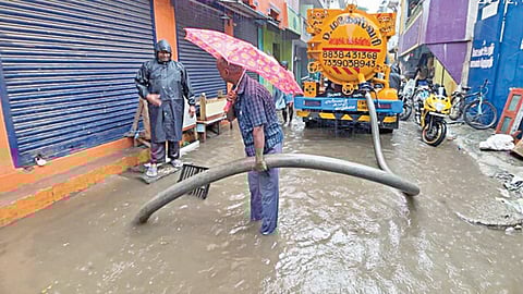 சென்னை, திருவள்ளூர், செங்கல்பட்டு, காஞ்சிபுரத்தில் கனமழை அறிவிப்பால் 4 மாவட்டங்களிலும் முன்னேற்பாடுகள் தீவிரம்