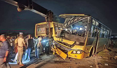 கிரேன் மூலம் அகற்றப்பட்ட விபத்துக்குள்ளான பேருந்துகள்.