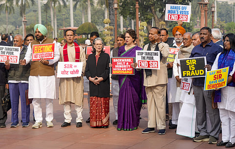 நாடாளுமன்றத்துக்கு வெளியே ஆர்ப்பாட்டத்தில் ஈடுபட்ட எதிர்க்கட்சி எம்பிக்கள்
