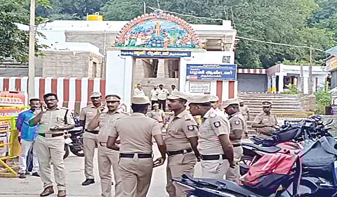 தீபம் ஏற்றும் விவகாரத்தை தொடர்ந்து திருப்பரங்குன்றம் மலைக்குச் செல்லும் பாதையில் போலீஸார் குவிக்கப்பட்டுள்ளனர்.