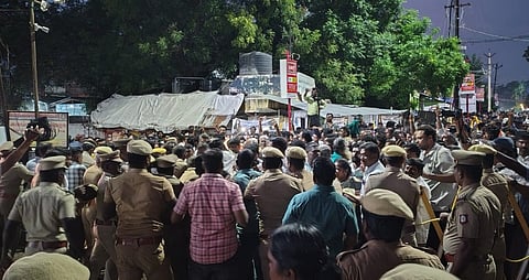 திருப்பரங்குன்றம் மலை உச்சி தீபத்தூணில் தீபம் ஏற்றும் நிகழ்வில் பரபரப்பு - நடந்தது என்ன?