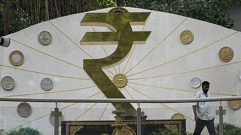 இந்திய ரூபாய் மதிப்பு வரலாறு காணாத வீழ்ச்சி: ஒரு அமெரிக்க டாலர் மதிப்பு ரூ.90 ஆக சரிவு