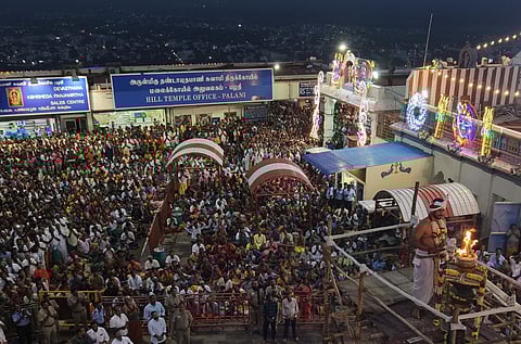 பழநி மலையில் மகா தீபம் - ஆயிரக்கணக்கான பக்தர்கள் தரிசனம்