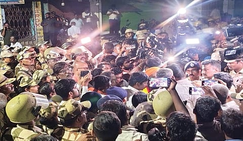 திருப்பரங்குன்றம் தீபத் தூணில் தீபம் ஏற்ற அனுமதி கேட்டு காவல் ஆணையர் ஜெ.லோகநாதனிடம் வாக்குவாத்தில் ஈடுபட்ட மனுதாரர் மற்றும் இந்து முன்னணியினர். உடன், பாதுகாப்புக்கு வந்த சிஐஎஸ்எப் வீரர்கள்.