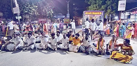 திருப்பரங்குன்றம் தீபத் தூணில் தீபம் ஏற்றும் பிரச்சினை தொடர்பாக நயினார் நாகேந்திரன் உள்ளிட்டோர் கைது செய்யப்பட்டதைக் கண்டித்து திருப்பரங்குன்றம் ஜிஎஸ்டி சாலையில் நேற்று இரவு மறியல் போராட்டத்தில் ஈடுபட்ட பாஜகவினர்.படம்: எஸ்.கிருஷ்ணமூர்த்தி