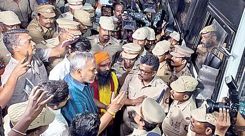 உயர் நீதிமன்ற உத்தரவுப்படி திருப்பரங்குன்றம் தீபத் தூணில் தீபம் ஏற்ற வந்தவர்களை தடுத்ததால், மதுரை மாநகர காவல் துணை ஆணையர் இனிகோ திவ்யனுடன் பேச்சுவார்த்தையில் ஈடுபட்ட மனுதாரர் ராம. ரவிக்குமார் மற்றும் அவரது வழக்கறிஞர் அருண் சுவாமிநாதன் உள்ளிட்டோர்.