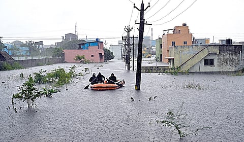 சென்னையில் பெய்து வரும் தொடர் மழையால், செங்குன்றம் குமரன் நகரில் மழைநீர் சூழ்ந்துள்ள பகுதியில் சிக்கி இருந்த மக்களை தீயணைப்பு மற்றும் மீட்பு பணிகள் துறையினர் படகு மூலம் மீட்டனர். |படங்கள்: எஸ்.சத்தியசீலன் |