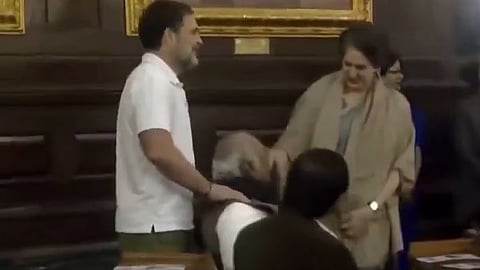 நாடாளுமன்ற வளாகத்தில் கார்கேவுக்கு மசாஜ் செய்த ராகுல் காந்தி