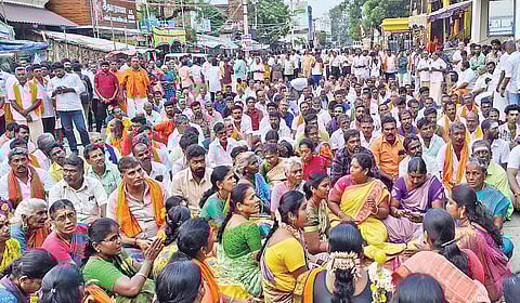 திருப்பரங்குன்றம் கோயிலில் கார்த்திகை தீபத் திருநாளையொட்டி நேற்று மாலை கோயில் முன்பாக திரண்டு கந்தசஷ்டி கவசம் பாராயணம் செய்த பக்தர்கள்.