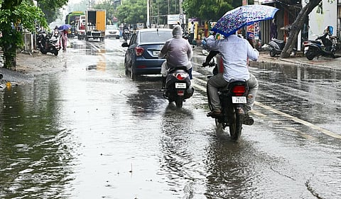 சென்னை உள்ளிட்ட மாவட்டங்களில் ஈரம் காயாத அளவுக்கு தொடர்ந்து மழை பெய்யும்: தனியார் வானிலை ஆய்வாளர் தகவல்