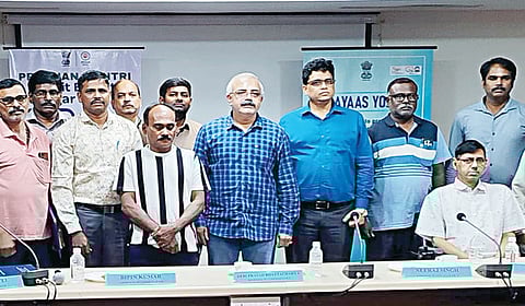 தொழிலாளர் வருங்கால வைப்பு நிதி நிறுவனம் சார்பில், சென்னை ராயப்பேட்டையில் நடைபெற்ற நிகழ்ச்சியில், கடந்த நவம்பரில் ஓய்வு பெற்றவர்களுக்கு ஓய்வு ஊதிய வழங்கல் ஆணை வழங்கப்பட்டது. ஆணைகளை பெற்றவர்களுடன் மண்டல வருங்கால வைப்பு நிதி ஆணையர் தேபி பிரசாத் பட்டாச்சார்யா, மண்டல வருங்கால வைப்பு நிதி ஆணையர்-2 (ஓய்வூதியம்) நீரஜ் சிங் மற்றும் அதிகாரிகள்.