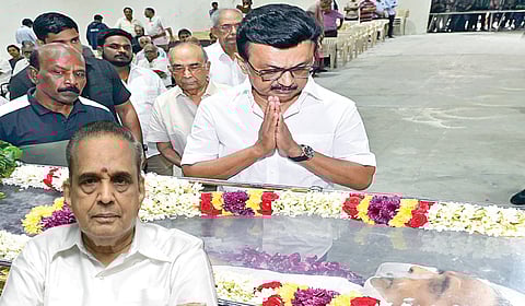 ஏவி.எம்.சரவணன் உடலுக்கு அஞ்சலி செலுத்திய முதல்வர் மு.க.ஸ்டாலின்.