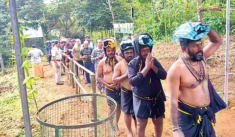சத்திரம் வனப்பாதை வழியே சபரிமலை சென்ற ஐயப்ப பக்தர்கள்.