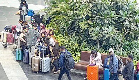 நாடு முழுவதும் இண்டிகோ விமான சேவை 5-வது நாளாக நேற்றும் பாதிக்கப்பட்டது. டெல்லி இந்திரா காந்தி விமான நிலையத்தில் உடமைகளுடன் காத்திருந்த பயணிகள். படம்: பிடிஐ