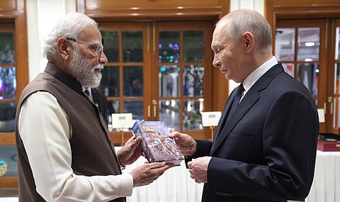 அதிபர் புதினுக்கு பகவத் கீதை புத்தகத்தை பரிசளித்த பிரதமர் மோடி.