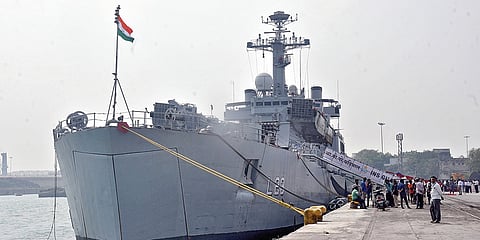 நிவாரணப் பொருட்களுடன் இலங்கை செல்லும் இந்திய கடற்படைக் கப்பல்.