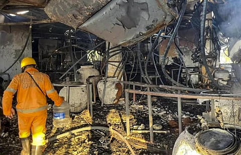 கோவாவின் அர்போரா பகுதியில் உள்ள கேளிக்கை விடுதியில் பயங்கர தீ விபத்து ஏற்பட்டது. இதில் முழுவதுமாக சேதமடைந்த விடுதியின் சமையல் கூடம். படம்: பிடிஐ