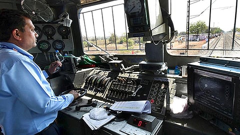 லோகோ பைலட்டுகளின் துயரம் தீரட்டும்