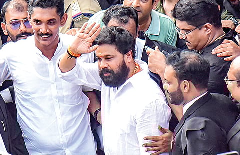 நடிகை பாலியல் வன்கொடுமை வழக்கிலிருந்து விடுவிக்கப் பட்ட நிலையில் எர்ணாகுளம் நீதிமன்றத்திலிருந்து வெளியே வருகிறார் மலையாள நடிகர் திலீப். படம்: பிடிஐ