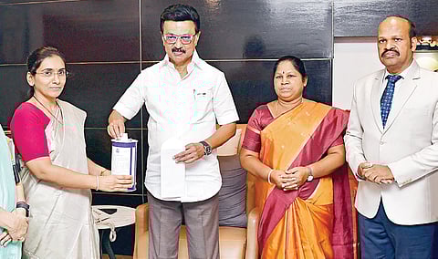 கொடி நாளையொட்டி சென்னை மாவட்ட ஆட்சியர் ரஷ்மி சித்தார்த் ஜகடேவிடம், முதல்வர் மு.க.ஸ்டாலின் முகாம் அலுவலகத்தில் கொடி நாள் நிதிக்கு நன்கொடை வழங்கினார். மனிதவள மேலாண்மைத் துறை அமைச்சர் என்.கயல்விழி செல்வராஜ், பொதுத்துறைச் செயலர் ரீட்டா ஹரீஷ் தக்கர், பொதுத்துறை கூடுதல் செயலர் கே.பாலசுப்பிரமணியம், முன்னாள் படைவீரர் நல இணை இயக்குநர் மேஜர் சுரேஷ் குமார் ஆகியோர் உடனிருந்தனர்.