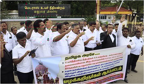 திருப்பரங்குன்றம் வழக்கில் 2014 தீர்ப்பை அமல்படுத்த கோரி மதுரையில் வழக்கறிஞர்கள் ஆர்ப்பாட்டம்