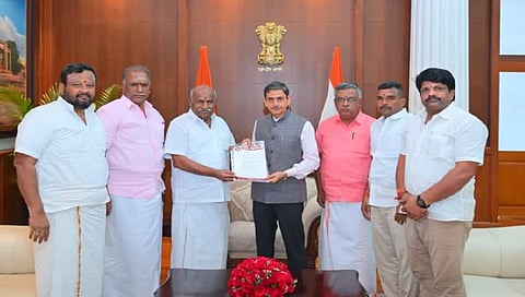 ஆளுநர் மாளிகையில் ஆர்.என்.ரவியை சந்தித்த இந்து முன்னணி மாநில தலைவர் காடேஸ்வரா சி.சுப்பிரமணியம் கோரிக்கை மனு அளித்தார். உடன், தென்பாரத அமைப்பாளர் பக்தன்ஜி, மாநில அமைப்பாளர் ராஜேஷ், பொதுச்செயலாளர் கிஷோர்குமார், செய்தித் தொடர்பாளர் இளங்கோவன், மாநில செயலாளர் சேவுகன்.