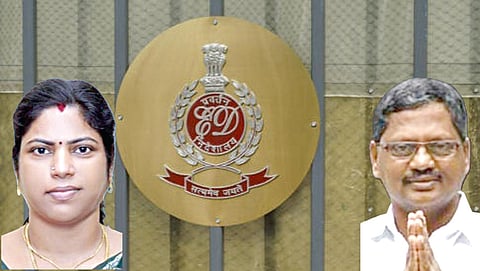 (உள்படம்) நகராட்சித் தலைவர் ராஜ ராஜேஸ்வரி, அவரது கணவர் சங்கர்