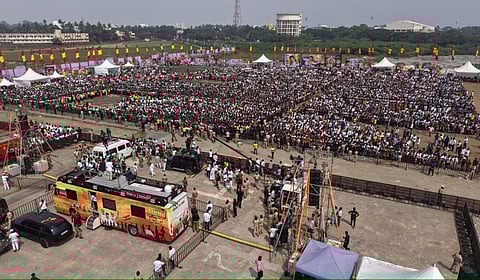 புதுச்சேரி: விஜய் வாகனம் வந்து செல்ல தனி பாதை - ஒரு மணி நேரத்துக்கு பிறகே மேடை ஏறிய விஜய்