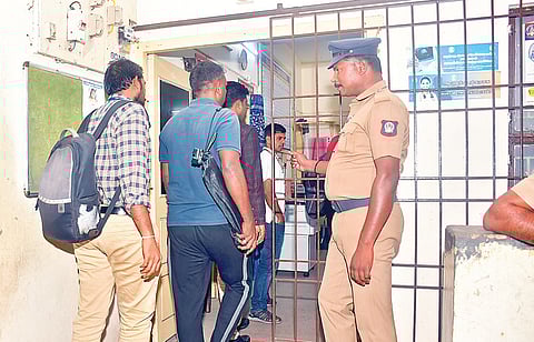 திருபுவனம் பாமக நிர்வாகி ராமலிங்கம் கொலை வழக்கில் கைது செய்யப்பட்டவர்களை பள்ளிகொண்டா காவல் நிலையத்துக்கு விசாரணைக்காக அழைத்துச் சென்ற போலீஸார். படம்: வி.எம்.மணிநாதன்