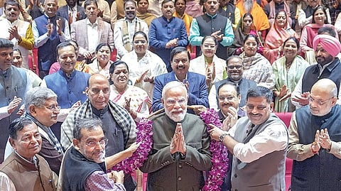 தேசிய ஜனநாயக கூட்டணி எம்.பி.க்களின் கூட்டம் டெல்லியில் நேற்று நடைபெற்றது. அப்போது, பிஹார் சட்டப்பேரவைத் தேர்தலில் தேசிய ஜனநாயக கூட்டணி அமோக வெற்றி பெற்றதற்காக பிரதமர் நரேந்திர மோடிக்கு மாலை அணிவித்து பாராட்டு தெரிவிக்கப்பட்டது. படம்: பிடிஐ