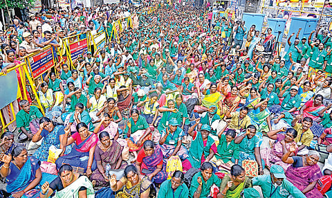 தமிழ்நாடு ஊரக வளர்ச்சித் துறையில் அரசு ஏற்றுக்கொண்ட கோரிக்கைகளுக்கு அரசாணை வழங்கக் கோரி, சைதாப்பேட்டை பனகல் மாளிகை அருகே காலவரையற்ற காத்திருப்பு போராட்டத்தில் ஈடுபட்ட தொழிலாளர்கள். | படம்: ம.பிரபு |