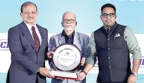 இந்திய தொழில் கூட்டமைப்பு (சிஐஐ) வழங்கிய, விளையாட்டுத் துறையை ஊக்குவிப்பதில் சிறந்த மாநிலத்துக்கான விருதைப் பெற்றுக் கொண்ட தமிழக விளையாட்டுத் துறை செயலர் அதுல்ய மிஸ்ரா. உடன் விளையாட்டு மேம்பாட்டு ஆணைய உறுப்பினர் செயலர் ஜெ.மேகநாத ரெட்டி.