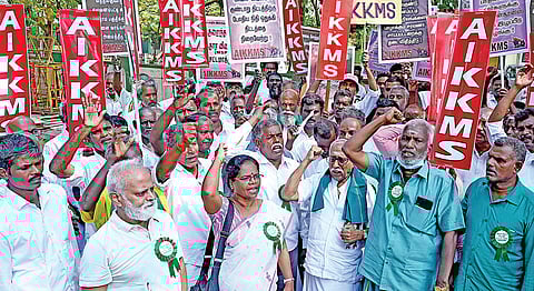 பல்வேறு கோரிக்கைகளை வலியுறுத்தி, அகில இந்திய விவசாயத் தொழிலாளர்கள் சங்கத்தின் பேரணி சென்னை எழும்பூரில் நேற்று நடைபெற்றது. | படம்: ம.பிரபு |