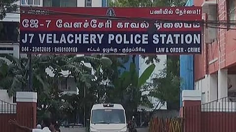 வேளச்சேரியில் உள்ள தனியார் வங்கியில் ரூ.1.50 கோடி தங்க பிஸ்கட், நகைகளை விட்டுச்சென்ற பெண்