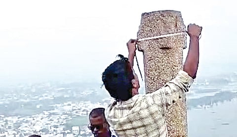 மதுரை திருப்பரங்குன்றம் சுப்பிரமணிய சுவாமி கோயில் மலை உச்சியில் உள்ள தீபத்தூணில் நேற்று ஆய்வு மேற்கொண்ட தமிழக தொல்லியல் துறையினர்.