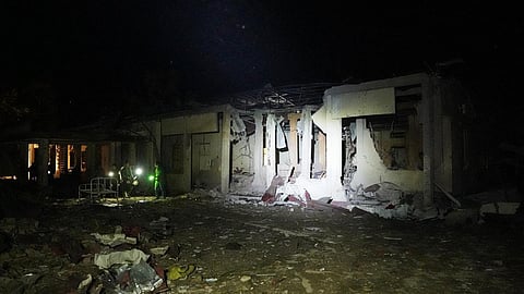 மியான்மர் ராணுவ தாக்குதலில் மருத்துவமனை தரைமட்டம்: 34 பேர் உயிரிழப்பு