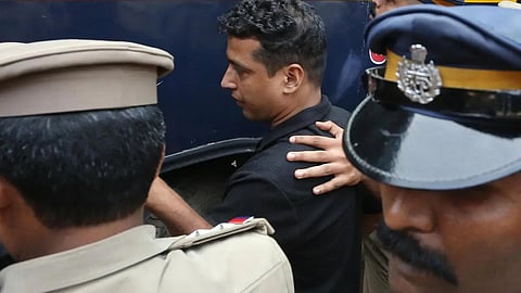 நடிகை பாலியல் வன்கொடுமை வழக்கில் தண்டனை வழங்கப்பட்ட பல்சர் சுனில், நீதிமன்றத்தில் இருந்து வெளியே அழைத்துச் செல்லப்படுகிறார்.