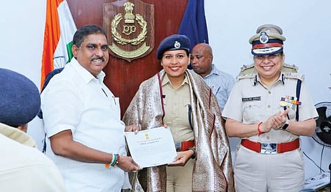 விஜய் பொதுக்கூட்டத்தில் சிறப்பான பாதுகாப்பு வழங்கிய எஸ்எஸ்பி ஈஷா சிங்கை கவுரவிக்கும் உள்துறை அமைச்சர் நமச்சிவாயம்.