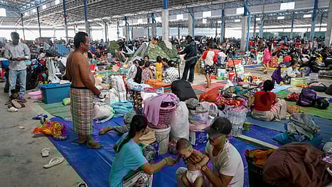 மோதல் காரணமாக கம்போடியா - தாய்லாந்து எல்லையில் தற்காலிக முகாமில் தங்கியுள்ள மக்கள்.