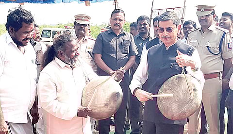 சாத்தூர் அருகேயுள்ள மேட்டமலையில் பாரதி பறை பண்பாட்டு மையத்தை திறந்துவைத்து, உற்சாகத்துடன் பறை இசைத்த ஆளுநர் ஆர்.என். ரவி.